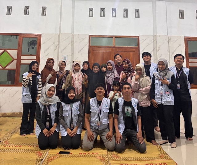 Dokumentasi Kelompok KKN 008 Universitas Muhammadiyah Yogyakarta bersama pemateri kegiatan UMKM Go Digital di Padukuhan Sidakan - Sumber: DokumentasiKonten ini telah tayang di Kompasiana.com dengan judul "UMKM Go Digital: Upaya KKN 008 Padukuhan Sidakan dalam Mendorong UMKM Naik Kelas melalui Media Sosial.