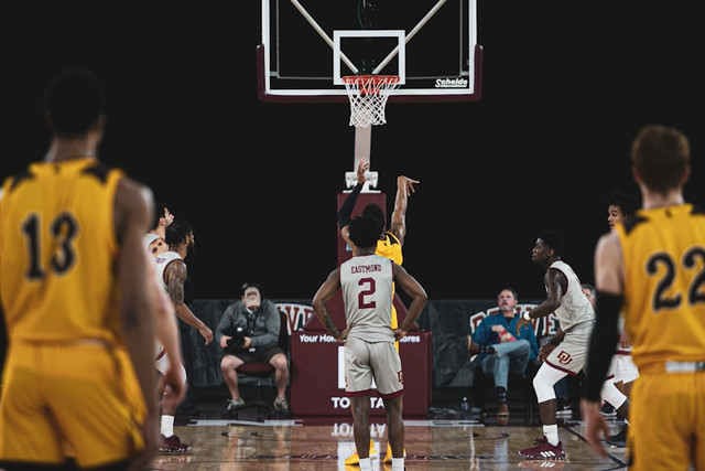 Ilustrasi Nonton IBL 2026 di Mana,Foto:Unsplash/LOGAN WEAVER | @LGNWVR