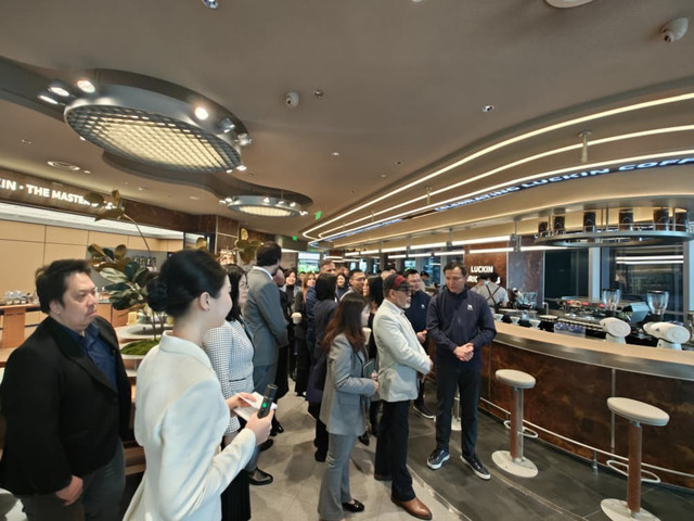 Dubes Djauhari Oratmangun, ikut meresmikan gerai Luckin Coffee yang ke-30 ribu di kota Metropolitan Shenzhen, Tiongkok. Foto: KBRI Beijing