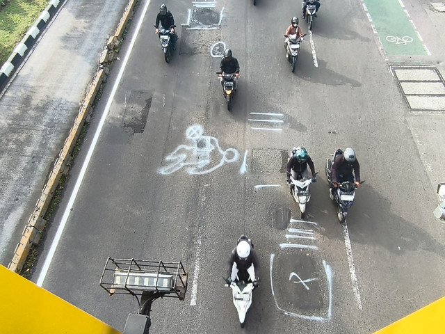 Lokasi kecelakaan Almarhum Aldi Syahputra, siswa SMKN 34 Jakarta, di jalan Matraman Raya Jakarta Timur, pada Senin (9/2/2026) lalu. Foto: Jeni Ritanti/kumparan