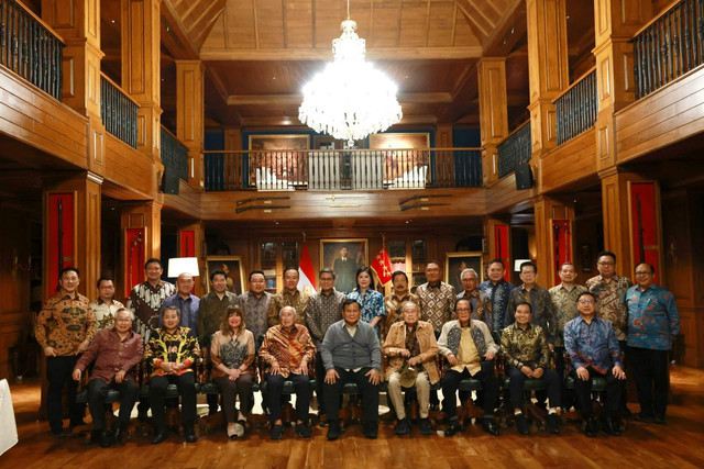 Presiden Prabowo Subianto menerima audiensi APINDO di Hambalang. Foto: Bakom RI