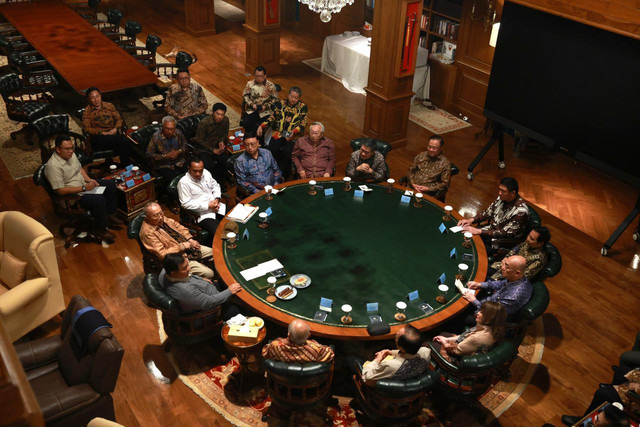 Presiden Prabowo Subianto menerima audiensi APINDO di Hambalang. Foto: Bakom RI