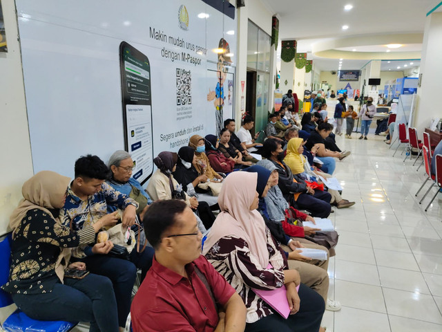 Sejumlah warga kota Yogyakarta berbondong-bondong ke Mal Pelayanan Publik (MPP) Pemkot Yogyakarta untuk aktivasi BPJS Kesehatan segmen Penerima Bantuan Iuran (PBI), Selasa (10/2/2026). Foto: Arfiansyah Panji Purnandaru/kumparan