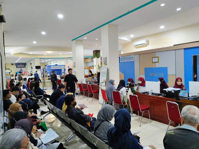 Sejumlah warga kota Yogyakarta berbondong-bondong ke Mal Pelayanan Publik (MPP) Pemkot Yogyakarta untuk aktivasi BPJS Kesehatan segmen Penerima Bantuan Iuran (PBI), Selasa (10/2/2026). Foto: Arfiansyah Panji Purnandaru/kumparan