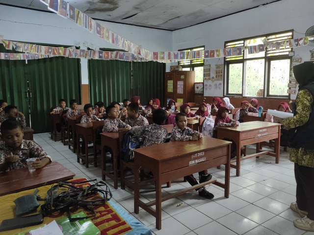 Kegiatan Belajar Mengajar oleh Mahasiswa KKM 42 Untirta di SD Negeri Masigit (Dokumentasi Pribadi)