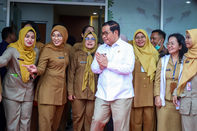 Gubernur DKI Jakarta Pramono Anung meninjau Puskesmas Pembantu Serdang, Kemayoran, Jakarta Pusat, Selasa (10/2/2026). Foto: Iqbal Firdaus/kumparan