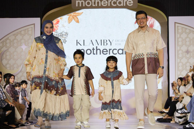 Pasangan Zaskia Sungkar dan Irwansyah dalam fashion show koleksi Ramadan Mothercare berkolaborasi dengan Klamby dan KAMI Foto:  Dok. Mothercare Indonesia 