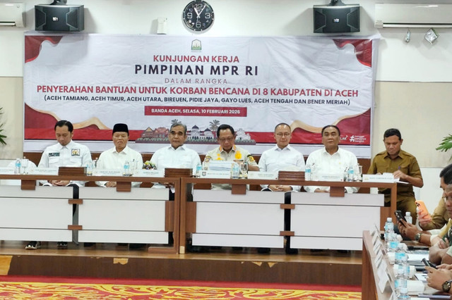 Suasana kunjungan Ketua MPR RI Ahmad Muzani beserta para Wakil Ketua MPR RI ke Provinsi Aceh dalam rangka penyerahan bantuan untuk korban bencana di Kantor Gubernur Aceh, Provinsi Aceh, Selasa (10/2/2026). Foto: Luthfi Humam/kumparan