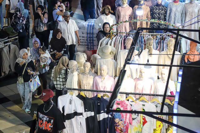 Sejumlah pedagang melayani pembeli Gamis di Pasar Tanah Abang, Jakarta, Selasa (10/2/2026). Foto: Iqbal Firdaus/kumparan