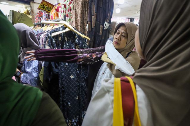 Sejumlah pedagang melayani pembeli Gamis di Pasar Tanah Abang, Jakarta, Selasa (10/2/2026). Foto: Iqbal Firdaus/kumparan