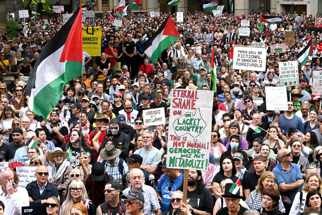 Para demonstran pro-Palestina ikut serta dalam demonstrasi menentang kunjungan Presiden Israel Isaac Herzog ke Australia di Sydney, Australia, Senin (9/2/2026). Foto: Saeed Khan/AFP