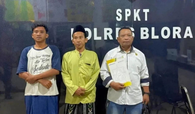 MM (kiri) didampingi kuasa hukum dan kakaknya saat laporan ke Polres Blora kasus pengeroyokan dan penyiksaan. dok Istimewa