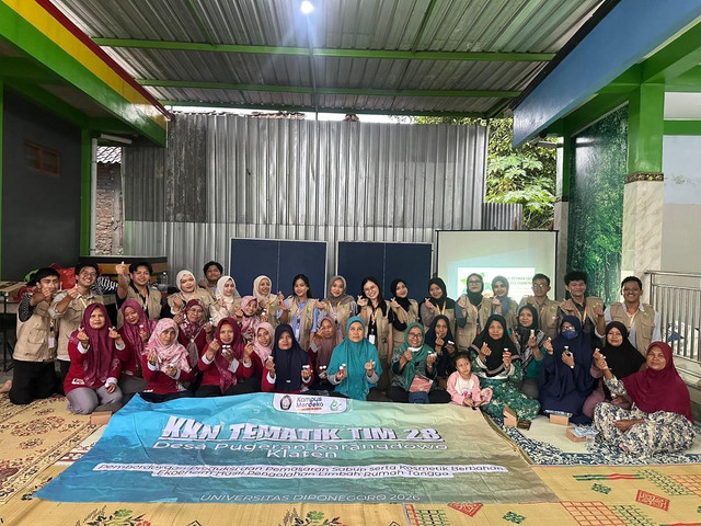 Dokumentasi anggota KKN Tim 28 bersama ibu-ibu TPPKK Desa Pugeran, Kab. Klaten