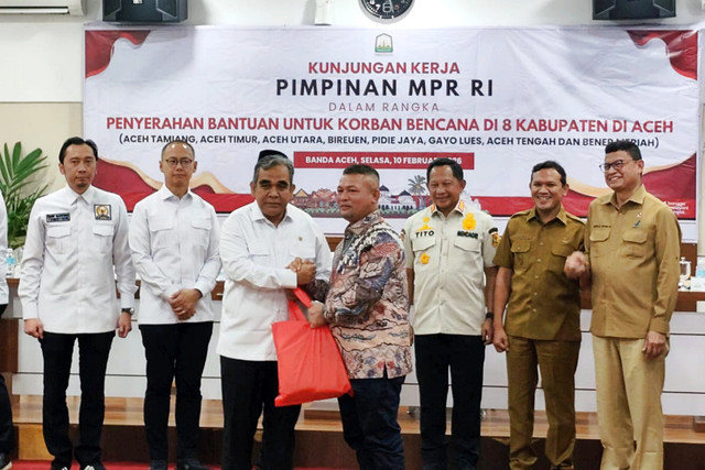Ketua MPR RI, Ahmad Muzani menyerahkan bantuan secara simbolis kepada delapan daerah di Provinsi Aceh yang masih terdampak bencana di Kantor Gubernur Aceh, Selasa (10/2/2026). Foto: Luthfi Humam/kumparan
