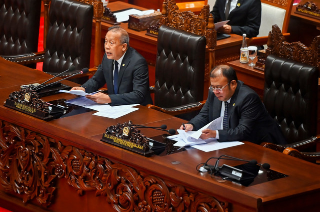 Wakil Ketua DPR, Saan Mustopa (kiri) dan Cucun Ahmad Syamsurijal (kanan) memimpin Rapat Paripurna Ke-13 DPR Masa Persidangan III Tahun Sidang 2025-2026 di Kompleks Parlemen, Senayan, Jakarta, Selasa (10/2/2026). Foto: Rivan Awal Lingga/ANTARA FOTO