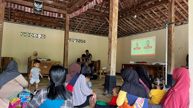 Mahasiswa KKN UMY Reguler 027 bersama Puskesmas Saptosari menyampaikan sosialisasi JUMANTIK kepada warga Padukuhan Temanggung setelah kegiatan Posyandu Balita di Balai Padukuhan Temanggung, Gunungkidul.