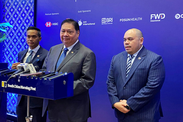 Menteri Koordinator Bidang Perekonomian, Airlangga Hartarto (tengah), usai acara China Conference Southeast Asia, di St Regis Jakarta, Selasa (10/2/2026). Foto: Muhammad Fhandra/kumparan