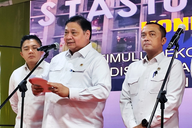 Sekretaris Kabinet Teddy Indra Wijaya, Menko Bidang Perekonomian Airlangga Hartarto dan Mensesneg Prasetyo Hadi dalam konferensi pers Stimulus Ekonomi HBKN Idulfitri 2026 di Stasiun Gambir, Jakarta Pusat, Selasa (10/2/2026). Foto: Widya/kumparan