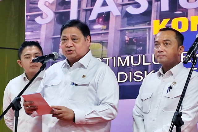 Sekretaris Kabinet Teddy Indra Wijaya, Menko Bidang Perekonomian Airlangga Hartarto dan Mensesneg Prasetyo Hadi dalam konferensi pers Stimulus Ekonomi HBKN Idulfitri 2026 di Stasiun Gambir, Jakarta Pusat, Selasa (10/2/2026). Foto: Widya/kumparan