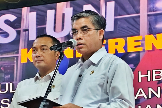 Mensesneg, Prasetyo Hadi dan Menaker, Yassierli dalam konferensi pers Stimulus Ekonomi HBKN Idulfitri 2026 di Stasiun Gambir, Jakarta Pusat, Selasa (10/2/2026). Foto: Widya/kumparan