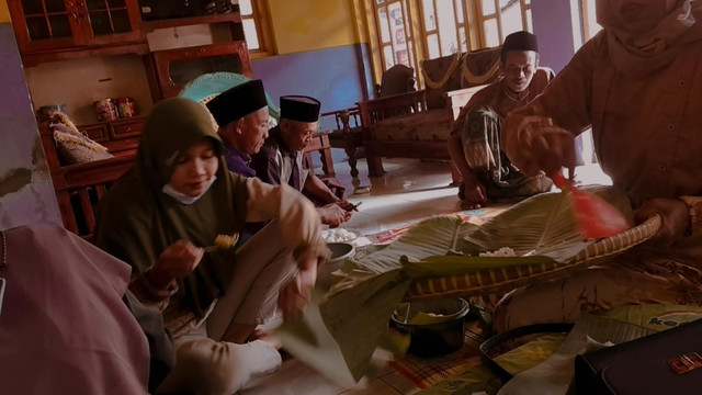 uasana tradisi Nyadran Idul Fitri di Brebes, di mana generasi muda berkunjung ke rumah sesepuh keluarga sambil membawa sembako dan bersilaturahmi.