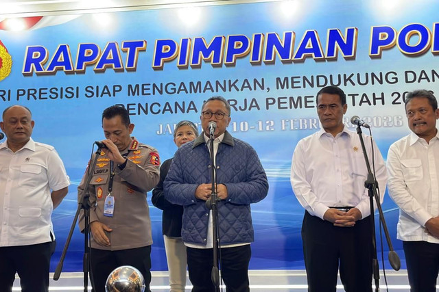 Kapolri Jenderal Listyo Sigit bersama Menteri Pangan Zulkifli Hasan disela Rapat Pimpinan Polri, Jakarta Timur, Selasa (10/2). Foto: Rayyan/Kumparan