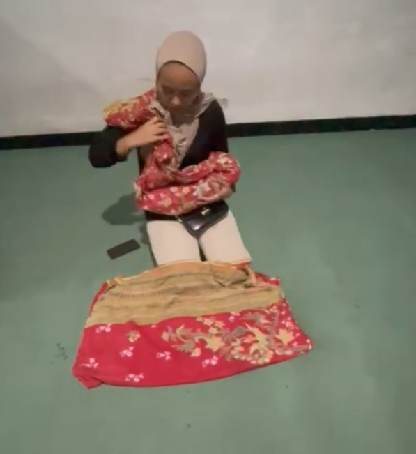 Fitra menggendong jenazah bayinya. dok Istimewa