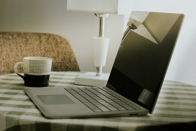 Ilustrasi laptop AI terbaik 2026. Foto: The Design Lady/Unsplash