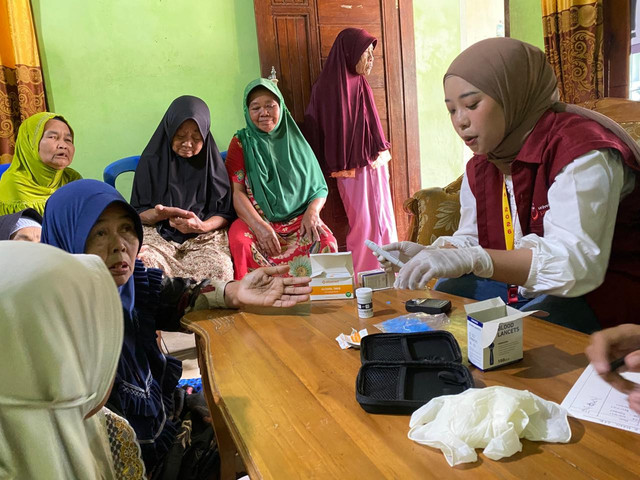 Mahasiswa KKN Universitas Peradaban melakukan pemeriksaan gula darah pada lansia di Dukuh Brengkok, Desa Taraban.