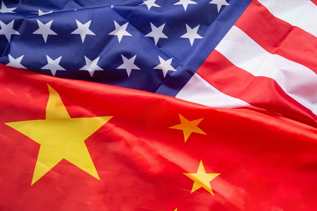 Ilustrasi bendera China dan Amerika Serikat. Sumber : Vecteezy