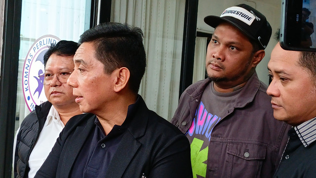 Virgoun Didampingi Kuasa Hukumnya Sandy Arifin Usai Hadiri Panggilan Klarifikasi di Komnas PA. Foto: Aprilandika Pratama/kumparan