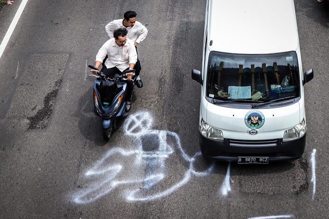 Kondisi Jalan Matraman Raya, Jakarta Timur, menjadi sorotan setelah seorang pelajar tewas akibat kecelakaan yang diduga dipicu permukaan jalan berlubang dan licin. Peristiwa tersebut terjadi pada Senin (9/2/2026) sekitar pukul 06.00 WIB. Foto: Iqbal Firdaus/kumparan