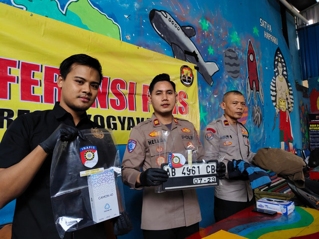 Barang bukti pelaku jambret yang berhasil dihentikan korban ditambilkan saat konferensi pers di Polsek Umbulharjo, Kota Yogyakarta. Foto: Arfiansyah Panji Purnandaru/kumparan