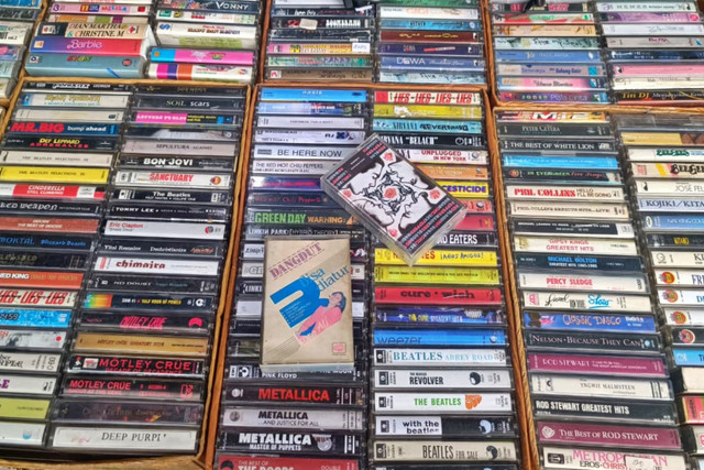 Koleksi kaset klasik yang dijual oleh Sukiman di Jalan Cihapit, Kota Bandung, Selasa (10/2). Foto: Abisatya/kumparan