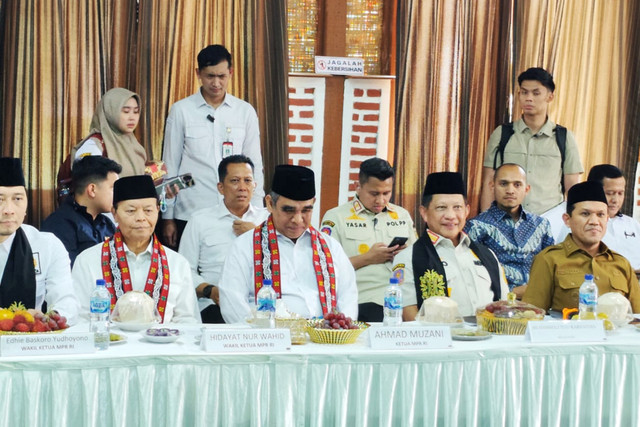 Ketua MPR, Ahmad Muzani beserta para Wakil Ketua MPR, Ketua Satgas Rehabilitasi Pasca Bencana sekaligus Mendagri, Tito Karnavian bersilaturahmi dengan Ulama Aceh di Ponpes Dayah Mahyal Ulum Al Aziziyah di Sibreh, Aceh Besar, Selasa (10/2/2026). Foto: Luthfi Humam/kumparan