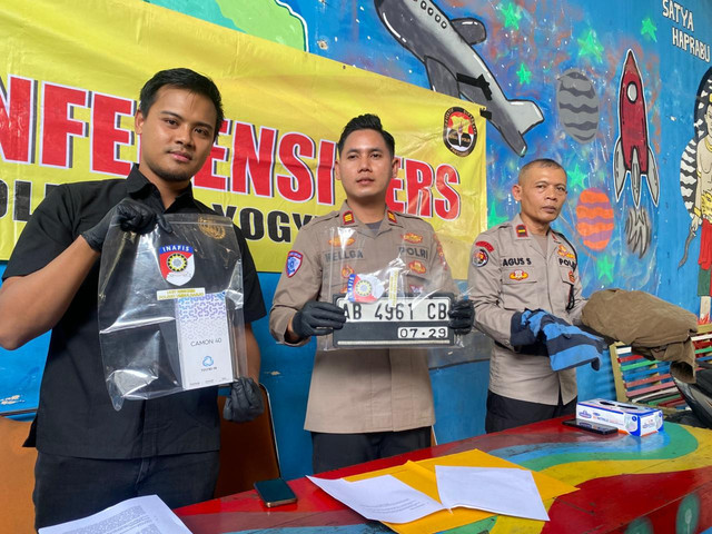 Konferensi pers kasus penjambretan di Mapolsek Umbulharjo, Yogya, Selasa (10/2). Foto: Pandangan Jogja/Resti Damayanti