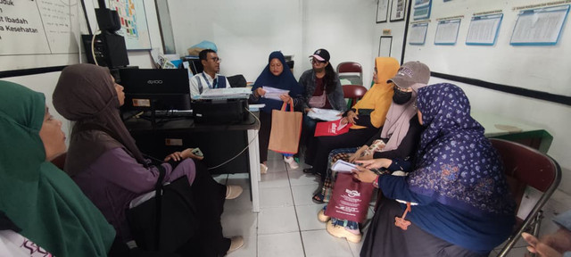 Antrean warga melakukan daftar ulang BPJS PBI setelah adanya penonaktifan di kelurahan Bhaktijaya, Depok, selasa (10/2). Foto: Dok. kumparan