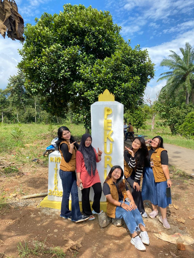 Foto bersama Ibu Susana Kepala Desa Pekurun Barat 