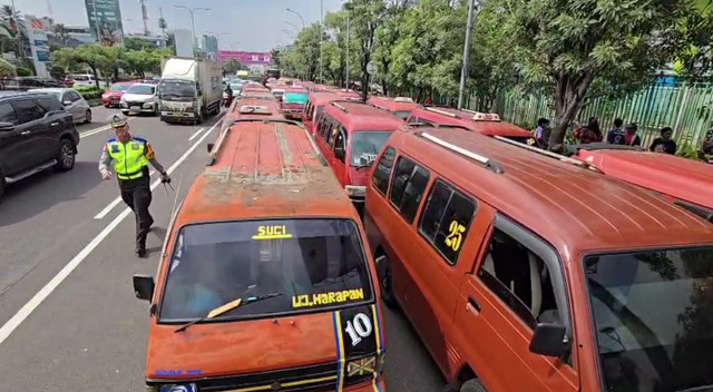 Ratusan sopir angkutan kota (angkot) menghentikan operasional dan menggelar mogok massal di sepanjang Jalan Ahmad Yani, Bekasi Selatan, Selasa (10/2).  dok Istimewa