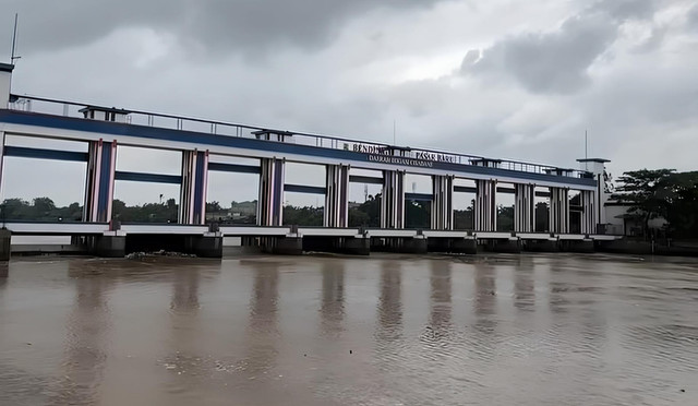 Pemda dan Porles Tangerang cek sungai Cisadane yang tercemar pestisida, Selasa (10/2) Foto: Dok. kumparan
