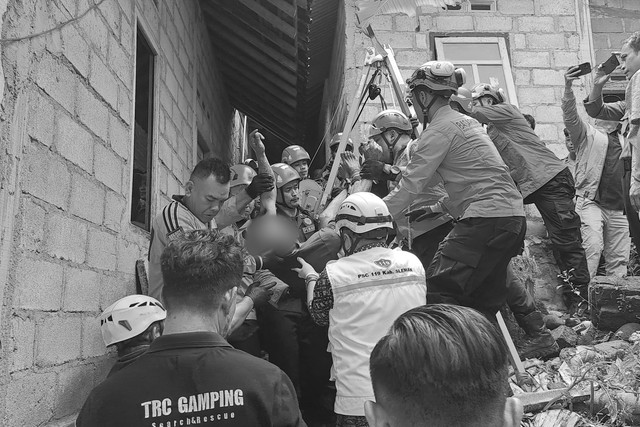 Petugas SAR mengevakuasi seorang pria berinisial AK (50 tahun) meninggal dunia usai tersetrum pompa air dan jatuh ke dalam sumur di Kapanewon Gamping, Kabupaten Sleman, Yogyakarta, Selasa (10/2/2026). Foto: Dok. Kantor SAR Yogyakarta
