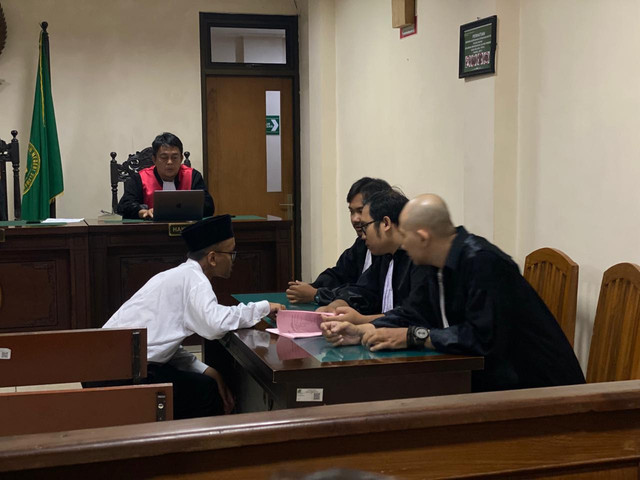 Perdana Arie menjalani sidang pembacaan tuntutan di PN Sleman, Selasa (10/2). Foto: Pandangan Jogja/Resti Damayanti