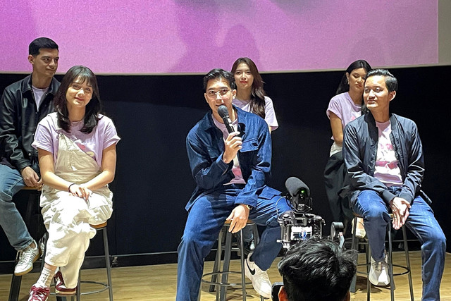 Junior Roberts saat konferensi pers cast reveal web series A Little White Lie di Jakarta Pusat, Selasa (10/2/2026). Foto: Salsha Okta Fairuz/kumparan