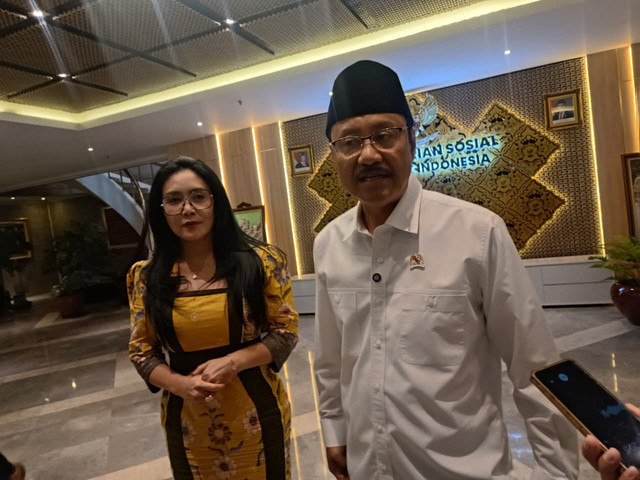 Menteri Sosial, Saifullah Yusuf (Gus Ipul) bertemu dengan anggota DPR RI, Rieke Dyah Pitaloka di Kantor Kementerian Sosial, Jakarta Selatan pada Selasa (10/2) membahas pentingnya meta data nasional. Foto: Ryan Iqbal/kumparan