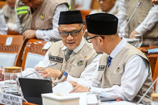 Menteri Haji dan Umrah Mochamad Irfan Yusuf (kiri) bersama Wakil Menteri Haji dan Umrah Dahnil Anzar Simanjuntak (kanan) mengikuti rapat kerja bersama Komisi VIII DPR di Kompleks Parlemen, Senayan, Jakarta, Selasa (10/2/2026). Foto: Rivan Awal Lingga/ANTARA FOTO