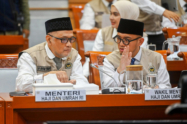 Menteri Haji dan Umrah Mochamad Irfan Yusuf (kiri) bersama Wakil Menteri Haji dan Umrah Dahnil Anzar Simanjuntak (kanan) mengikuti rapat kerja bersama Komisi VIII DPR di Kompleks Parlemen, Senayan, Jakarta, Selasa (10/2/2026). Foto: Rivan Awal Lingga/ANTARA FOTO