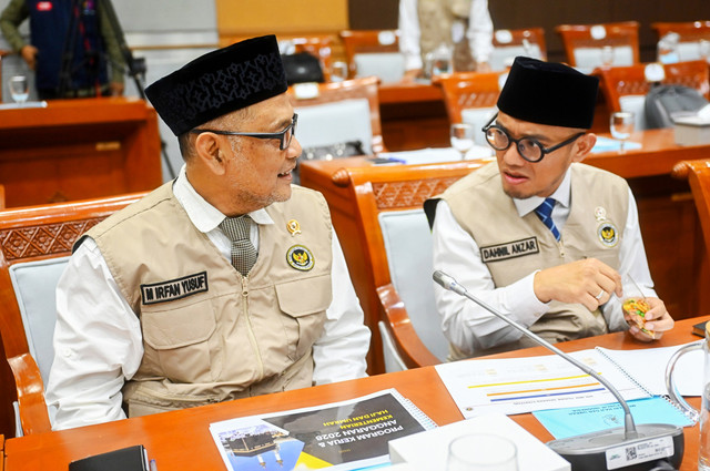 Menteri Haji dan Umrah Mochamad Irfan Yusuf (kiri) bersama Wakil Menteri Haji dan Umrah Dahnil Anzar Simanjuntak (kanan) bersiap mengikuti rapat kerja bersama Komisi VIII DPR di Kompleks Parlemen, Senayan, Jakarta, Selasa (10/2/2026). Foto: Rivan Awal Lingga/ANTARA FOTO