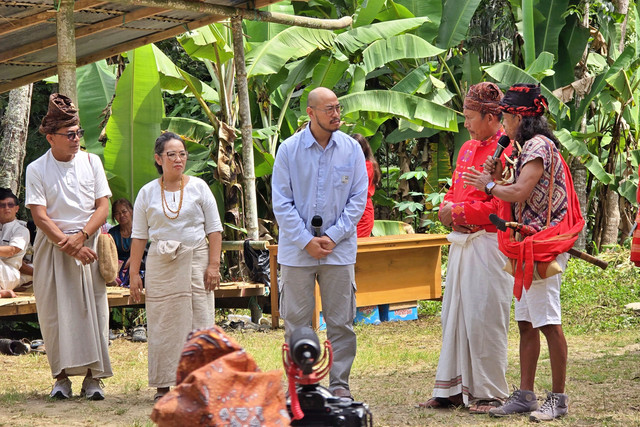 Sidang adat terkait dugaan penghinaan terhadap adat dan budaya Toraja yang dilakukan oleh Pandji Pragiwaksono resmi digelar di Tongkonan Layuk Kaero, Sangalla, Selasa (10/2/2026). Foto: Dok. kumparan