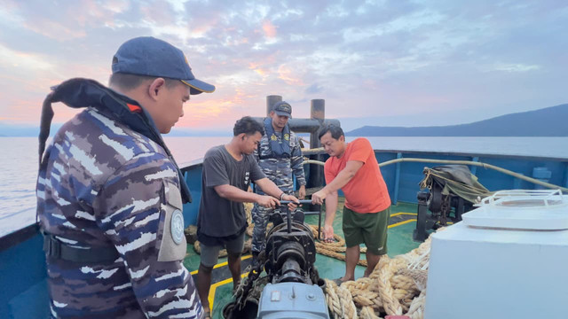 TNI AL melalui Alutsistanya KRI Terapang-648 melaksanakan pemeriksaan terhadap kapal Tug Boat Samudera Luas 8/TK. Indonesia Jaya yang menarik tongkang bermuatan nikel ore asal Marombo Sulawesi Utara dengan tujuan Weda Halmahera Tengah, pekan ini. Foto: Dok. Dinas Penerangan Angkatan Laut.