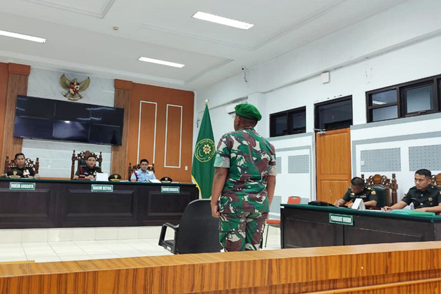 Terdakwa Sertu Fadli yang dituntut 2 tahun penjara terkait tindak pidana pemerasan dan UU ITE dengan mengancam sebar video call sex dengan kekasihnya di Pengadilan Militer 1-02 Medan, Selasa (10/2/2026). Foto: Amar Marpaung/kumparan